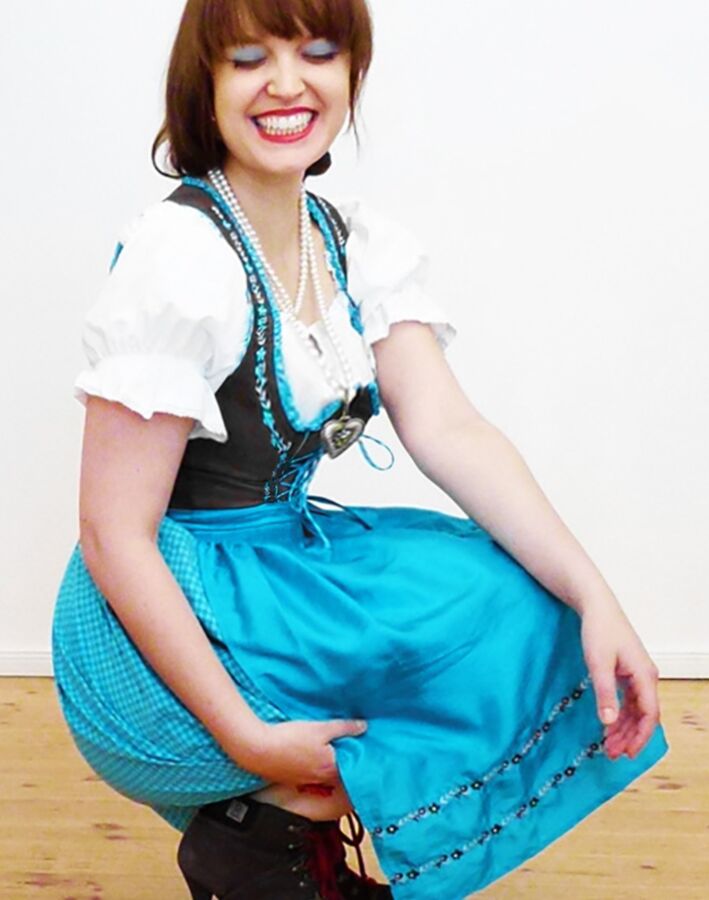 Fesche Madln im Dirndl zum Zweihundertfünfundzwanzi gst`n 6 of 100 pics