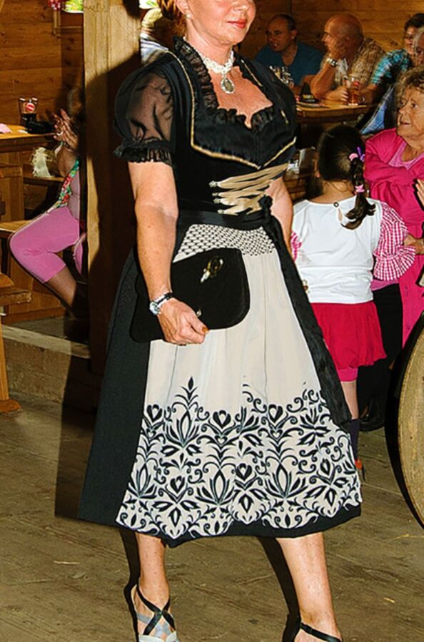 Fesche Madln im Dirndl zum Zweihundertfünfundzwanzi gst`n 10 of 100 pics