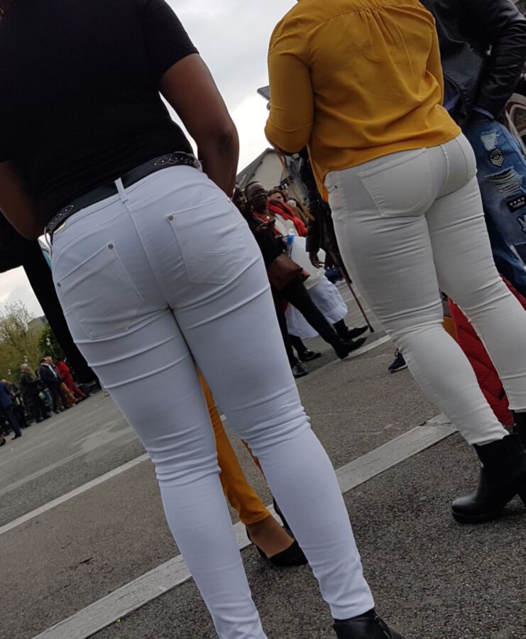 Lovely duo of black women VPL (candid) 18 of 26 pics