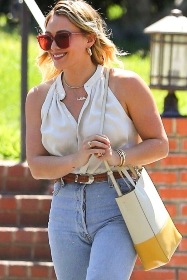 Hilary Duff - Sexy, Curvy Hollywood Celeb Spotted In Studio City 2 of 25 pics