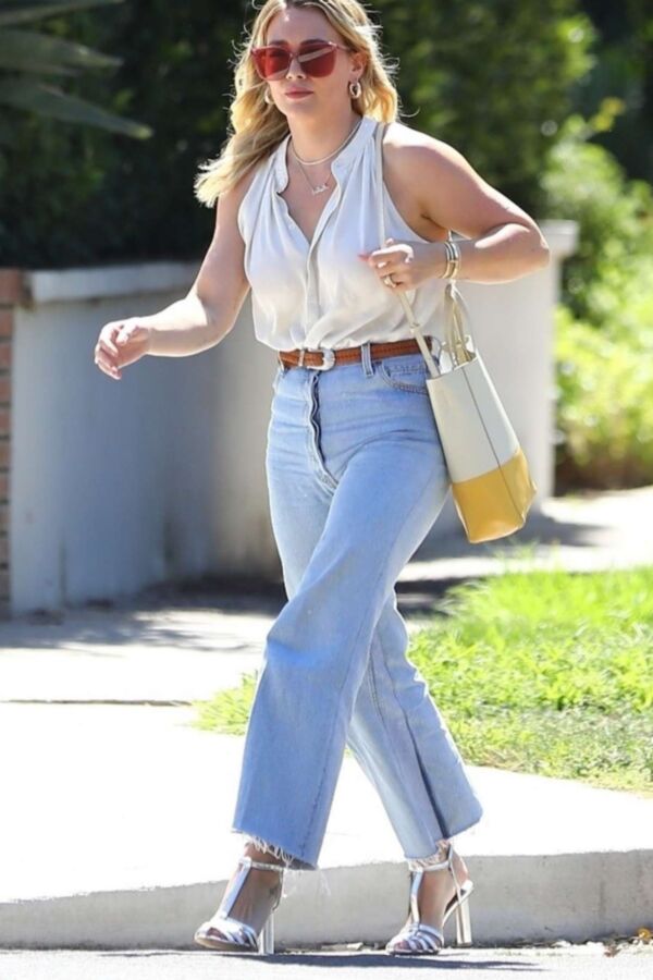 Hilary Duff - Sexy, Curvy Hollywood Celeb Spotted In Studio City 10 of 25 pics