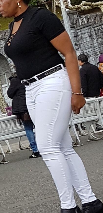 Lovely duo of black women VPL (candid) 4 of 26 pics