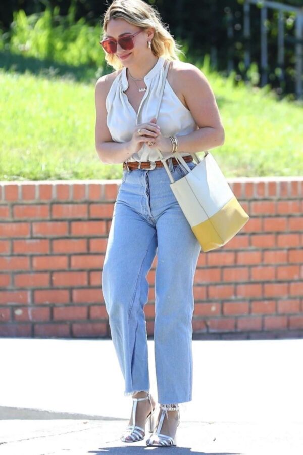 Hilary Duff - Sexy, Curvy Hollywood Celeb Spotted In Studio City 9 of 25 pics