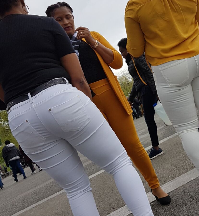 Lovely duo of black women VPL (candid) 20 of 26 pics