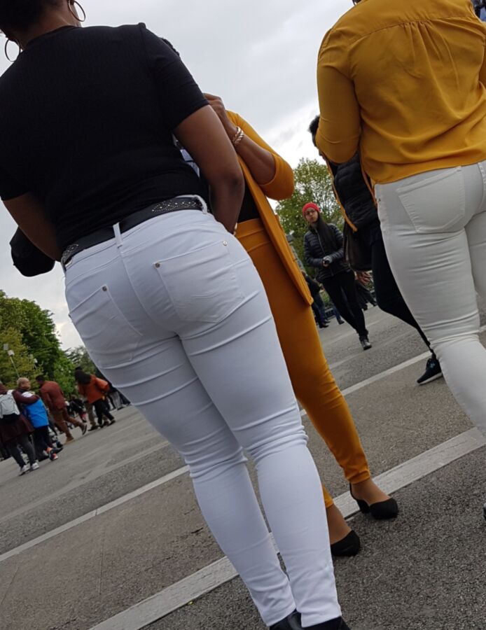 Lovely duo of black women VPL (candid) 22 of 26 pics