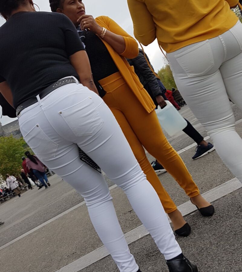 Lovely duo of black women VPL (candid) 21 of 26 pics