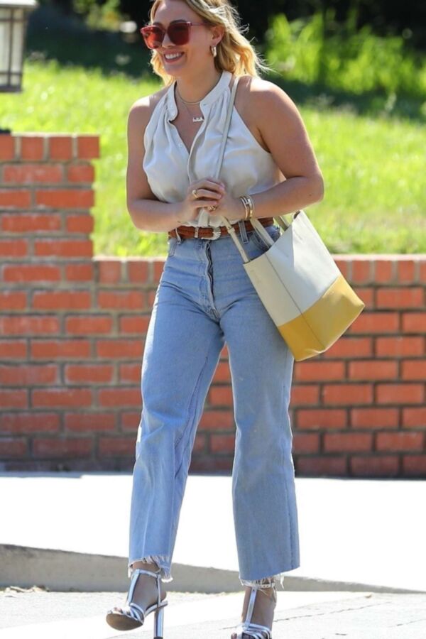 Hilary Duff - Sexy, Curvy Hollywood Celeb Spotted In Studio City 5 of 25 pics