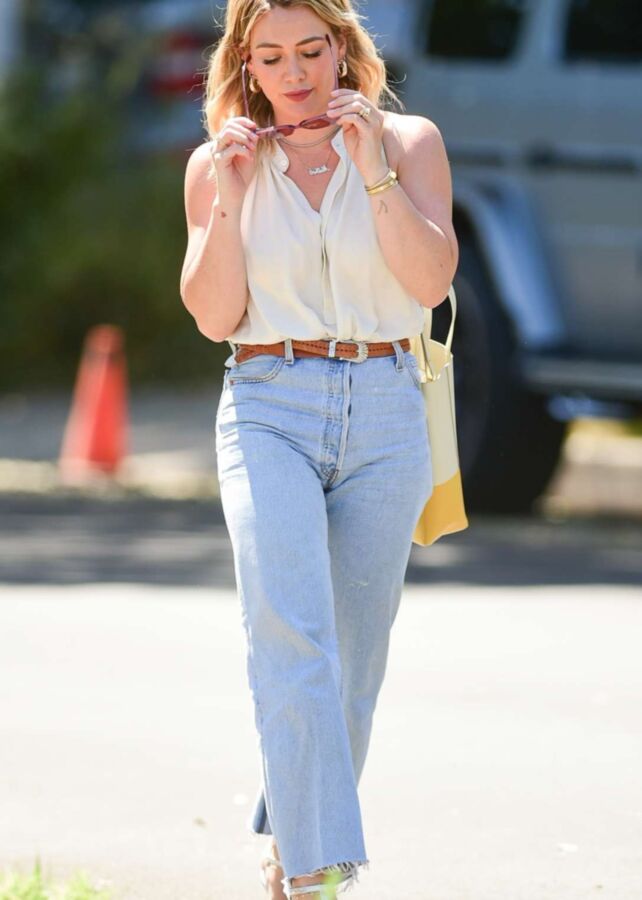 Hilary Duff - Sexy, Curvy Hollywood Celeb Spotted In Studio City 14 of 25 pics