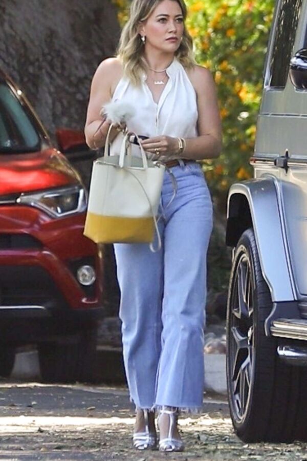 Hilary Duff - Sexy, Curvy Hollywood Celeb Spotted In Studio City 24 of 25 pics