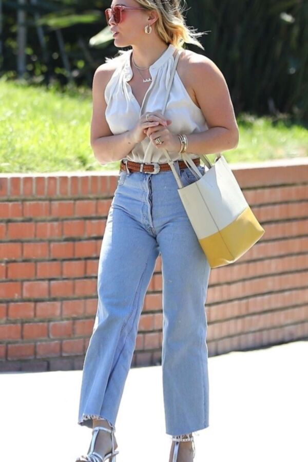 Hilary Duff - Sexy, Curvy Hollywood Celeb Spotted In Studio City 4 of 25 pics