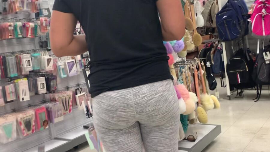 Latina Milf Shopping in Leggings Tight Ass (Candid) 1 of 12 pics