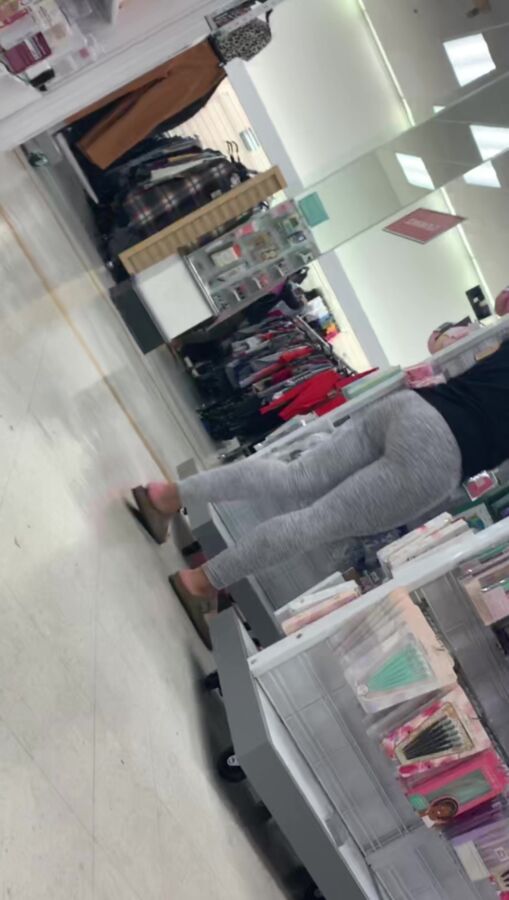 Latina Milf Shopping in Leggings Tight Ass (Candid) 11 of 12 pics