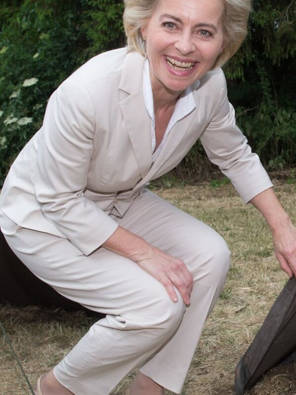 Ursula von der Leyen - German Political GILF in Pantyhose 17 of 43 pics