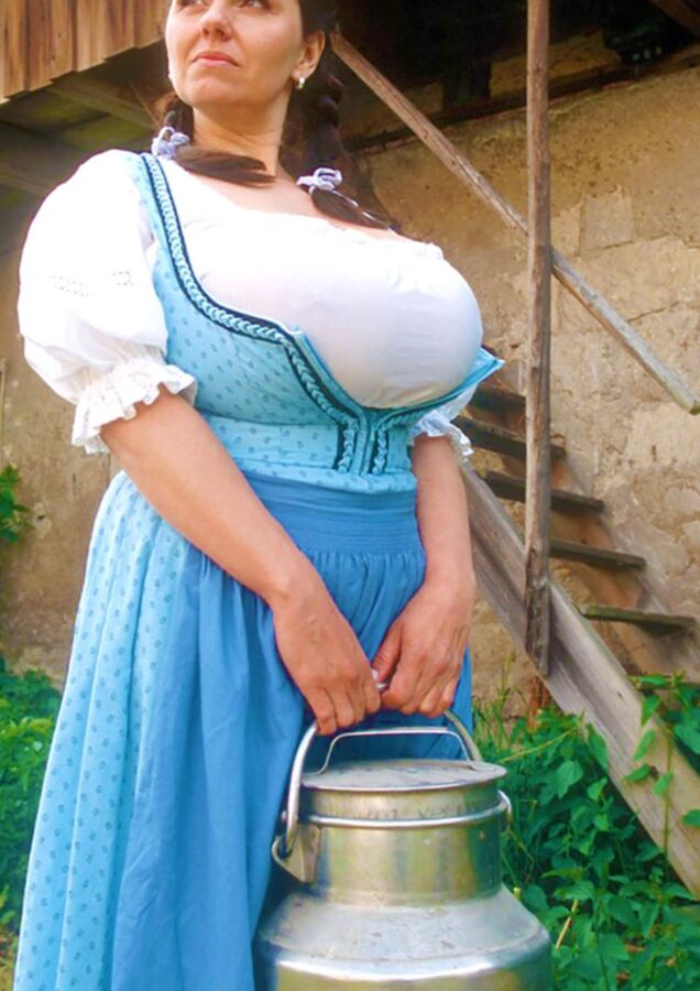 Wilhelmine die Milchbäuerin vom Zietzenhof im Dirndl 9 of 73 pics