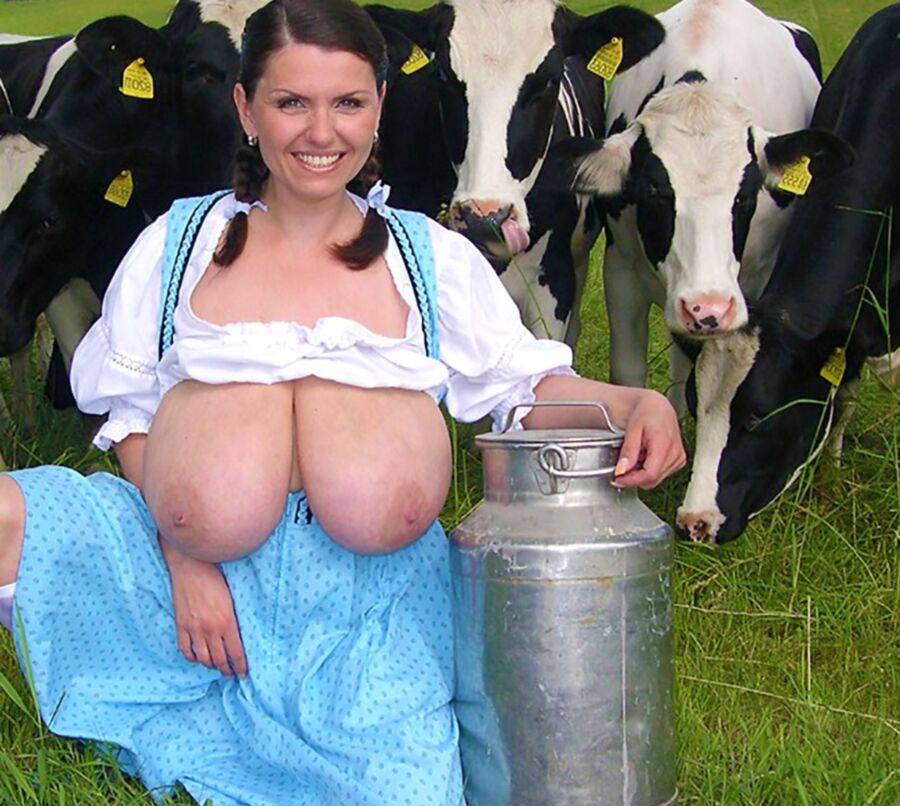 Wilhelmine die Milchbäuerin vom Zietzenhof im Dirndl 6 of 73 pics