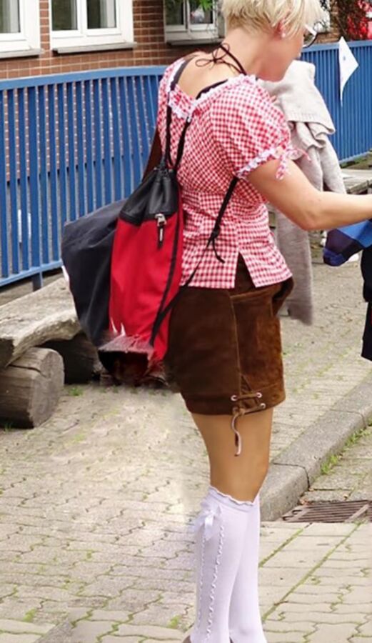 Fesche Madln im Dirndl zum Zweihundertsiebenundzwanzigst`n 7 of 100 pics