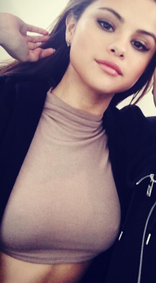 Selena Gomez 7 of 17 pics