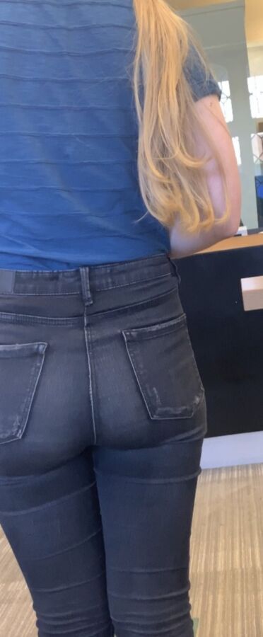UK petite ass blonde in jeans 6 of 26 pics