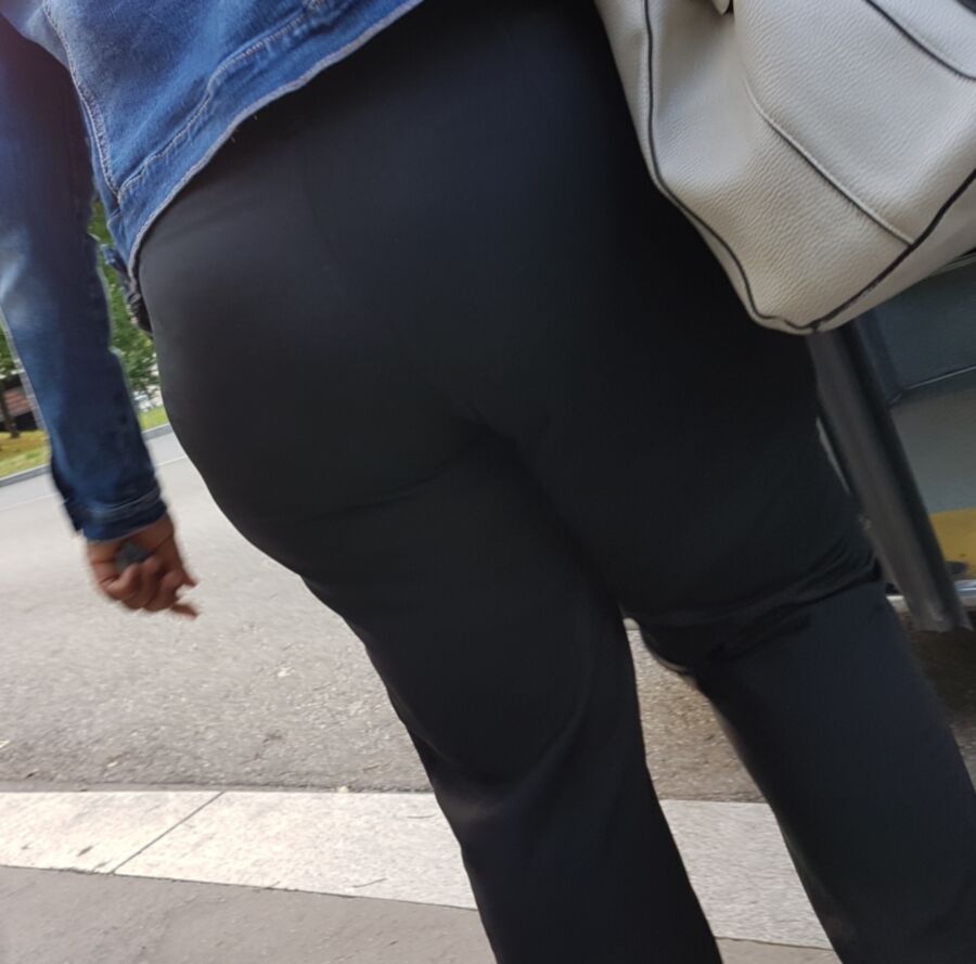 Lovely Black mature and her buttcrack (candid) 19 of 27 pics
