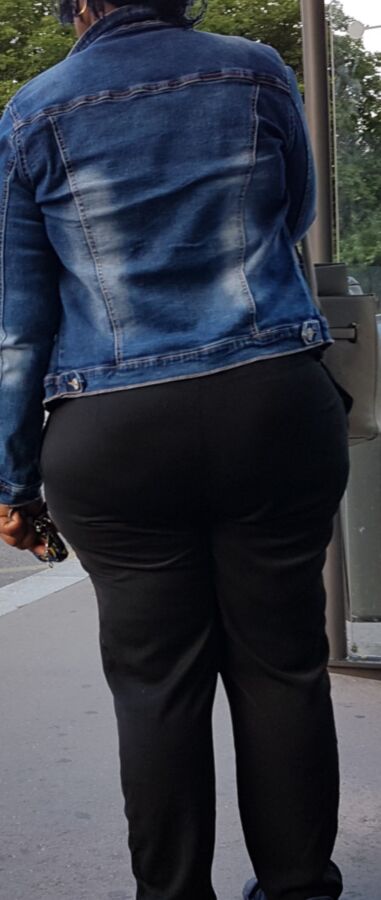 Lovely Black mature and her buttcrack (candid) 18 of 27 pics