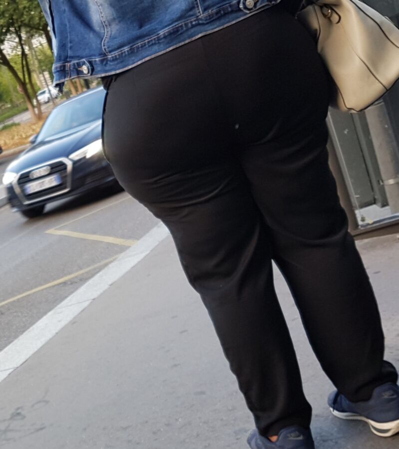 Lovely Black mature and her buttcrack (candid) 13 of 27 pics