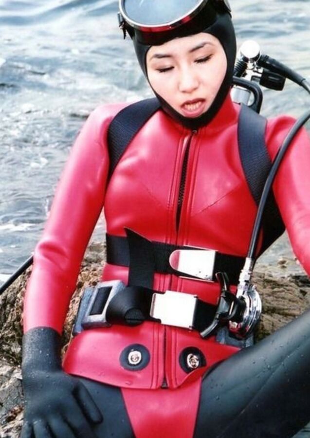 Wetsuits and Bondage 8 of 40 pics