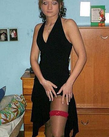 Russian Amateur Teens and Milfs Wearing Pantyhose/Nylon 19 of 40 pics