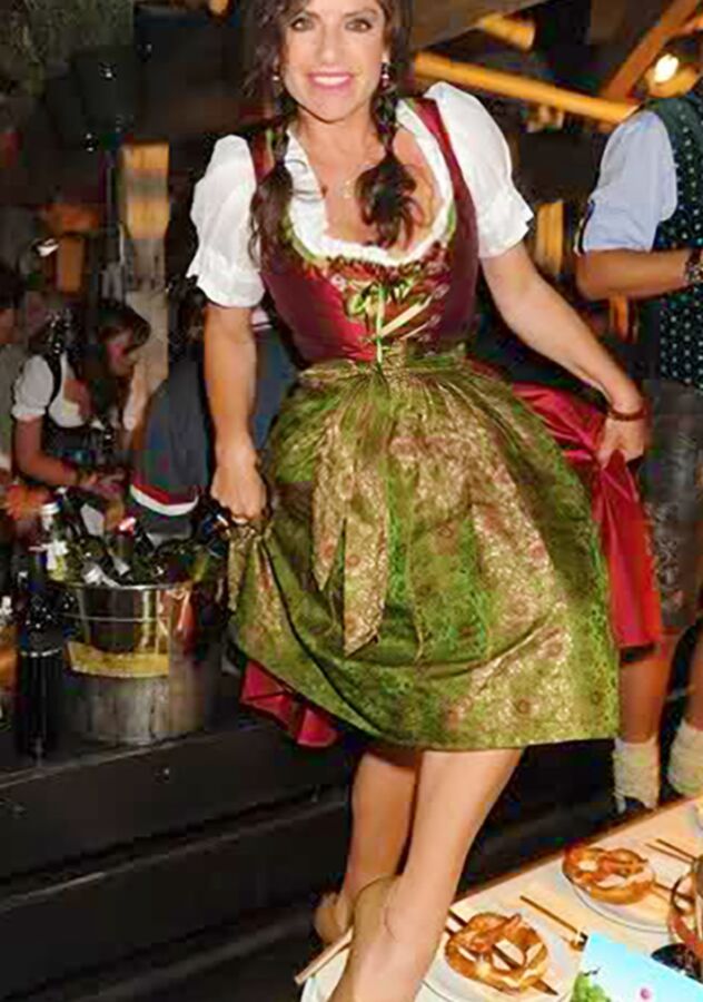 Fesche Madln im Dirndl zum Zweihundertneunundzwanzig st`n 4 of 100 pics