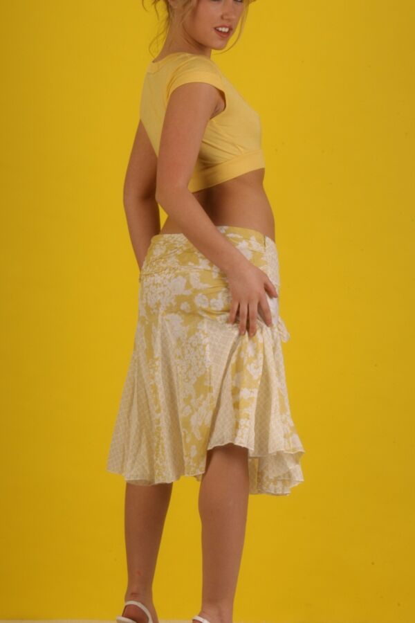 Sara Peachez - All yellow :: 3 of 109 pics