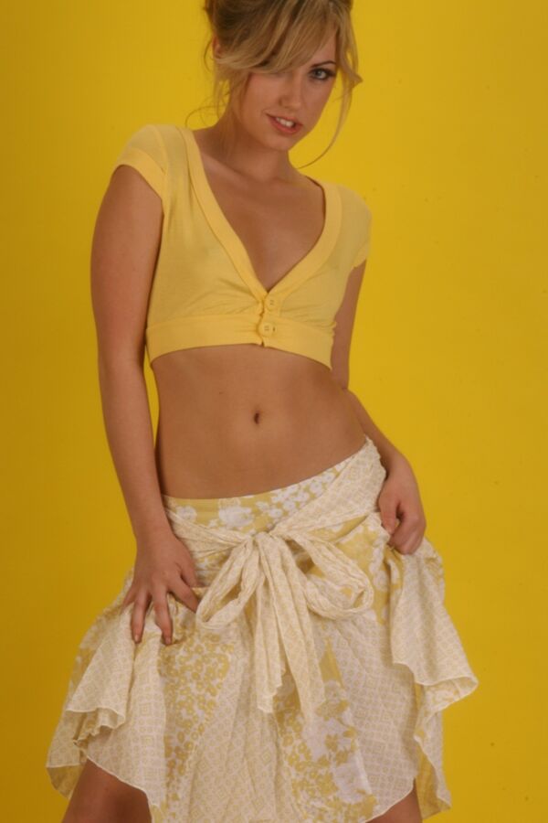 Sara Peachez - All yellow :: 4 of 109 pics