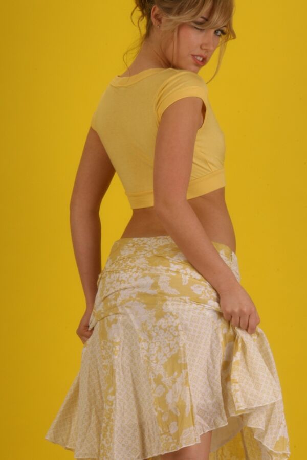 Sara Peachez - All yellow :: 9 of 109 pics