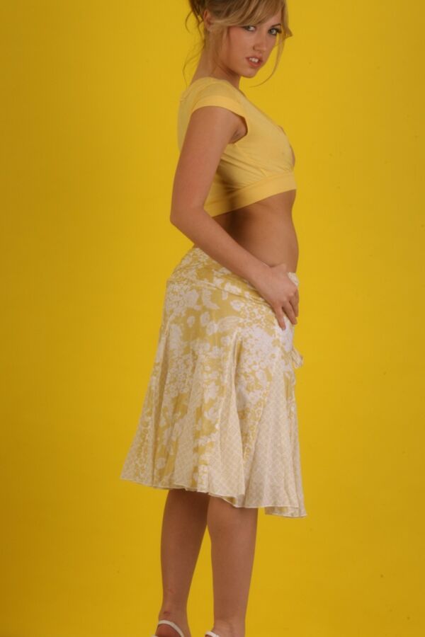 Sara Peachez - All yellow :: 10 of 109 pics
