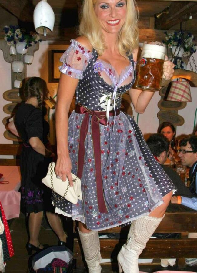 Fesche Madln im Dirndl zum Zweihundertneunundzwanzig st`n 5 of 100 pics