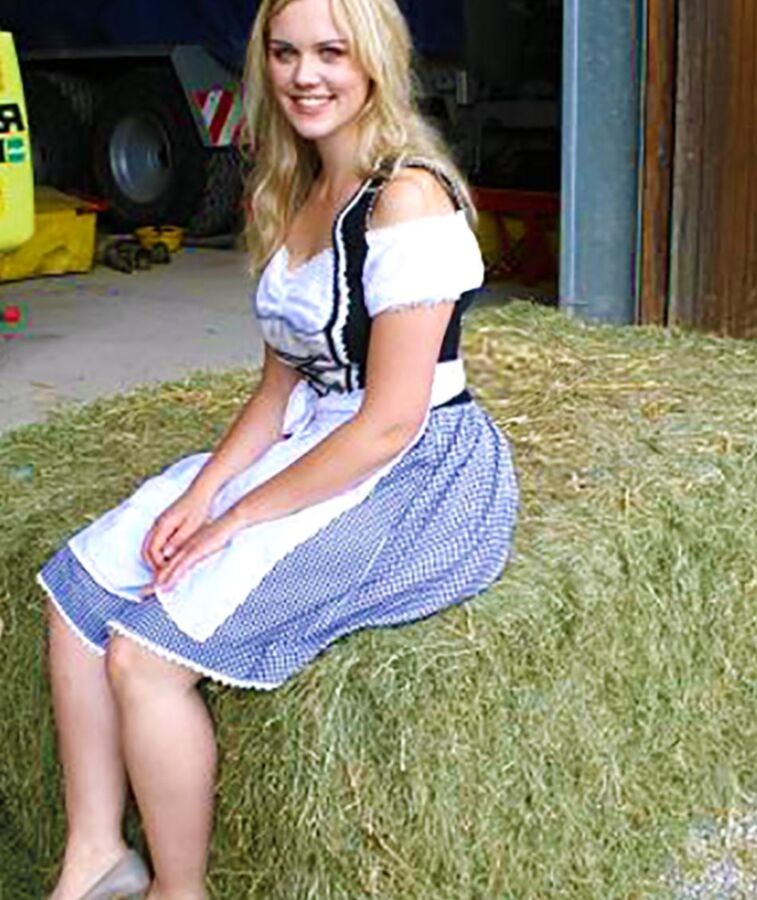 Fesche Madln im Dirndl zum Zweihundertneunundzwanzig st`n 6 of 100 pics