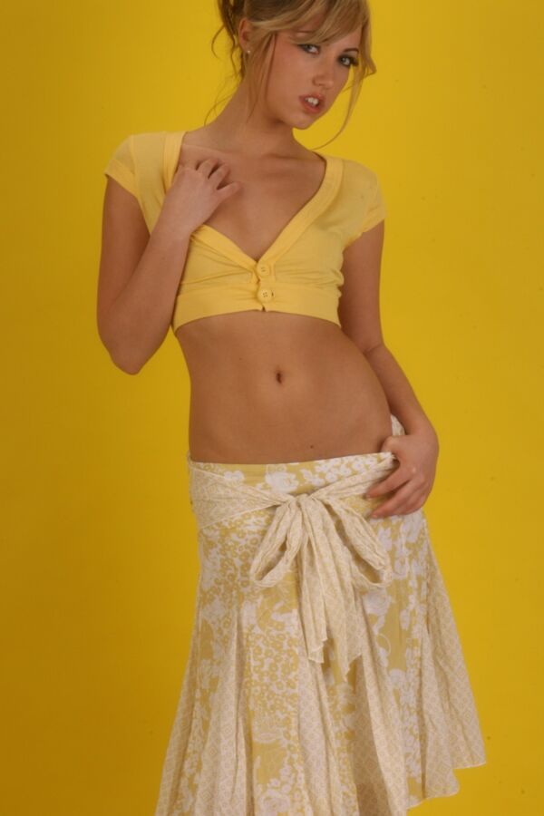 Sara Peachez - All yellow :: 6 of 109 pics