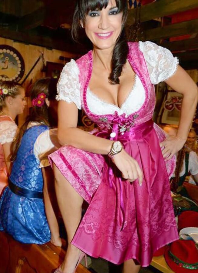 Fesche Madln im Dirndl zum Zweihundertneunundzwanzig st`n 1 of 100 pics