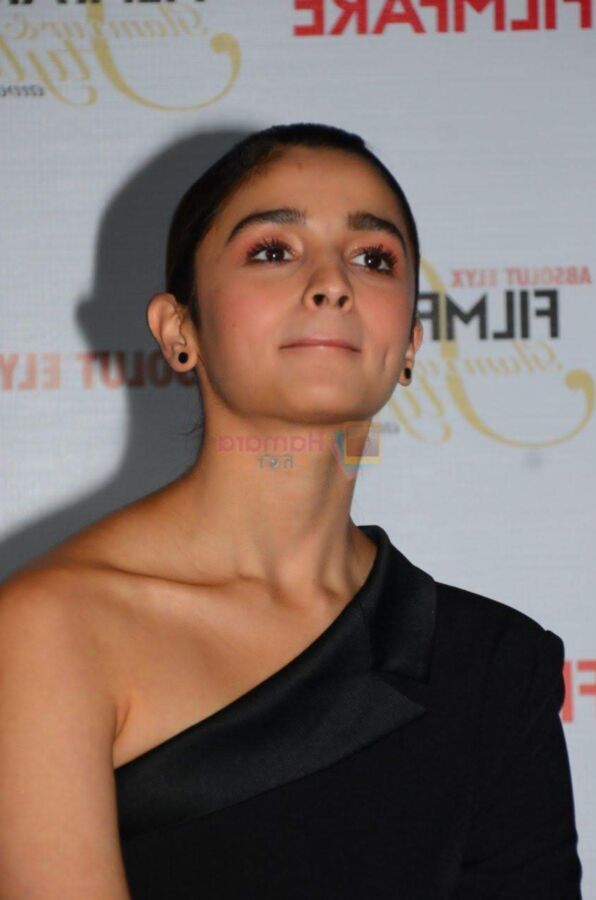 Alia Bhatt- Sexy Indian Bollywood Celeb at Mumbai Filmfare Event 5 of 78 pics