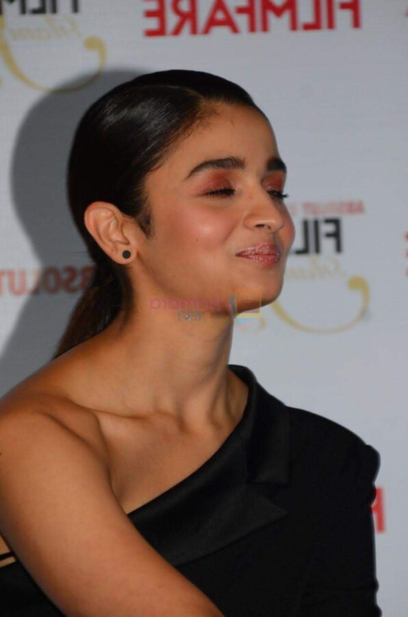 Alia Bhatt- Sexy Indian Bollywood Celeb at Mumbai Filmfare Event 9 of 78 pics