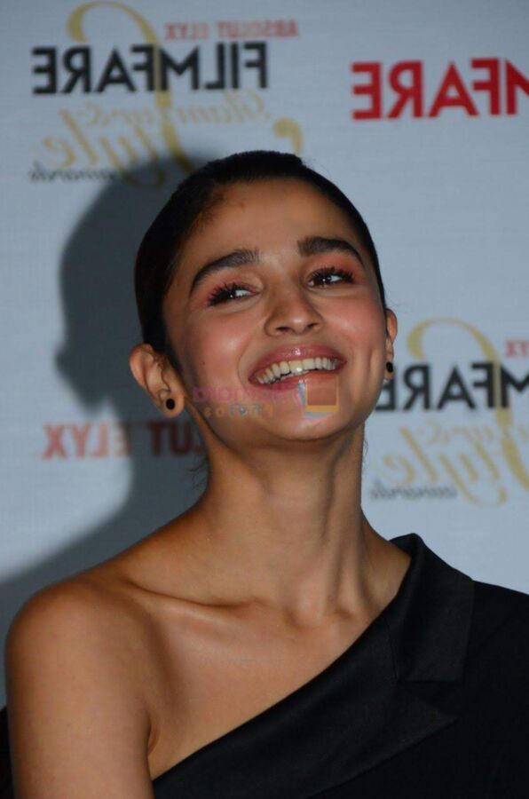 Alia Bhatt- Sexy Indian Bollywood Celeb at Mumbai Filmfare Event 19 of 78 pics