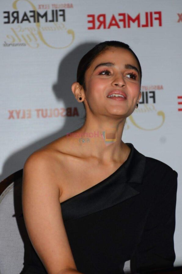 Alia Bhatt- Sexy Indian Bollywood Celeb at Mumbai Filmfare Event 7 of 78 pics