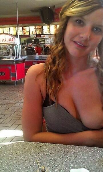 PUBLIC FLASHING GETS THESE BABES HOT 7 of 49 pics