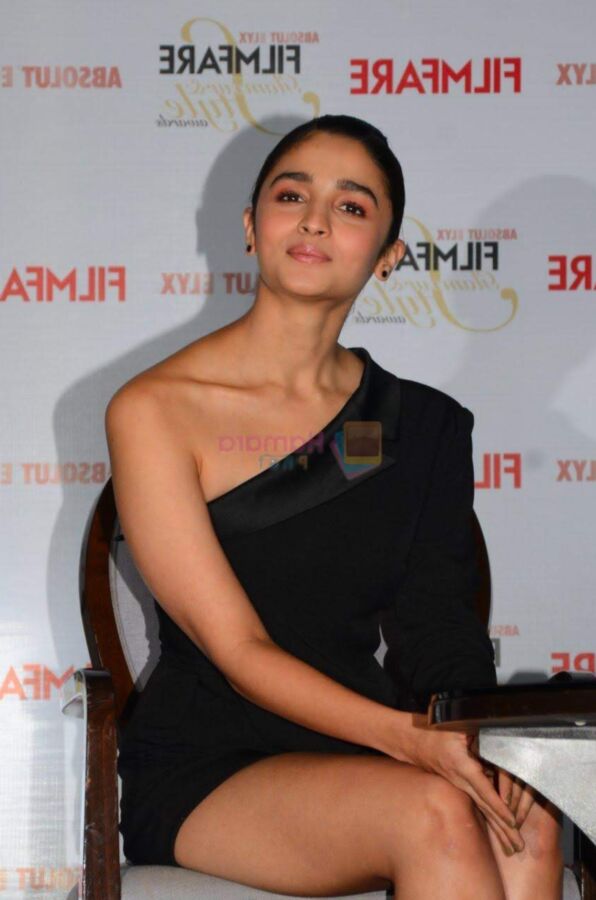 Alia Bhatt- Sexy Indian Bollywood Celeb at Mumbai Filmfare Event 16 of 78 pics