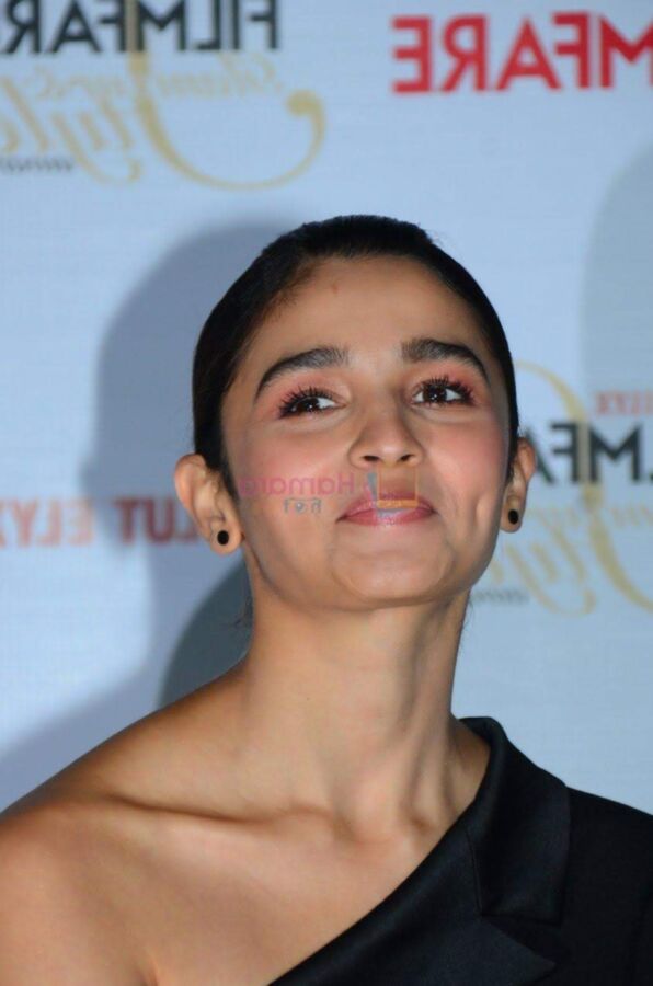 Alia Bhatt- Sexy Indian Bollywood Celeb at Mumbai Filmfare Event 18 of 78 pics