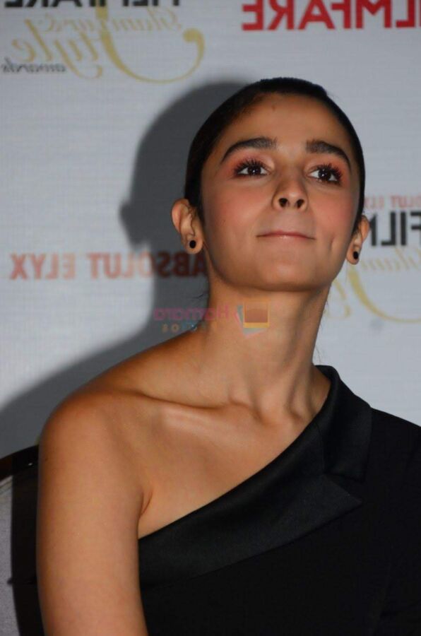 Alia Bhatt- Sexy Indian Bollywood Celeb at Mumbai Filmfare Event 6 of 78 pics