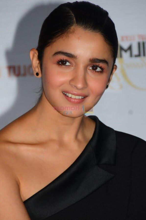 Alia Bhatt- Sexy Indian Bollywood Celeb at Mumbai Filmfare Event 4 of 78 pics