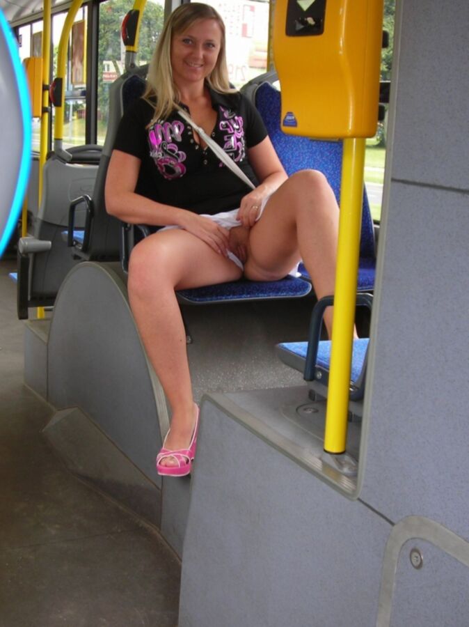 PUBLIC FLASHING GETS THESE BABES HOT 18 of 49 pics