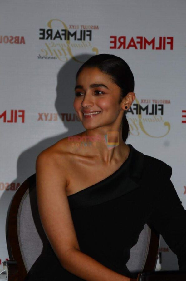 Alia Bhatt- Sexy Indian Bollywood Celeb at Mumbai Filmfare Event 20 of 78 pics