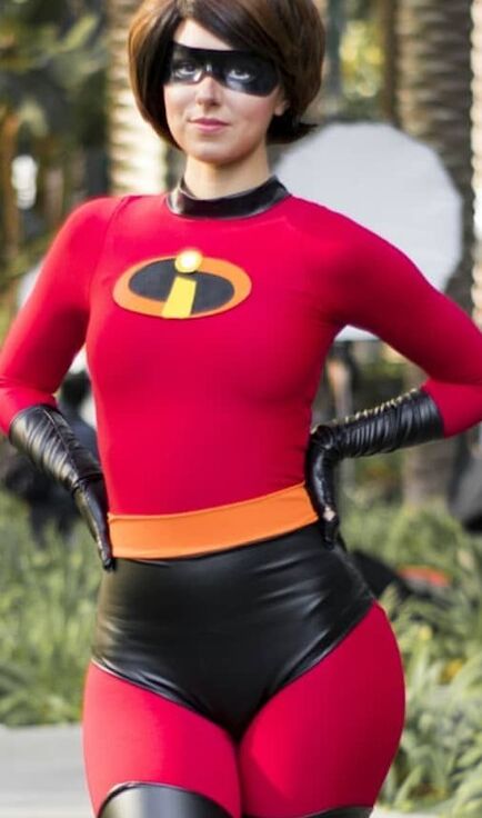 This Mom Is The Best Looking Elastigirl 16 of 34 pics