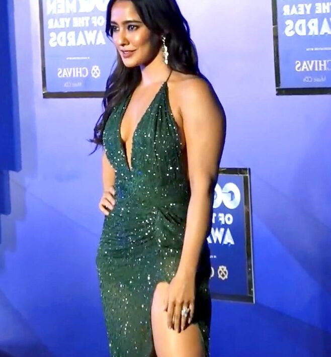 Neha Sharma - Gorgeous Indian Celeb in Sexy Outfit for GQ Awards 24 of 35 pics