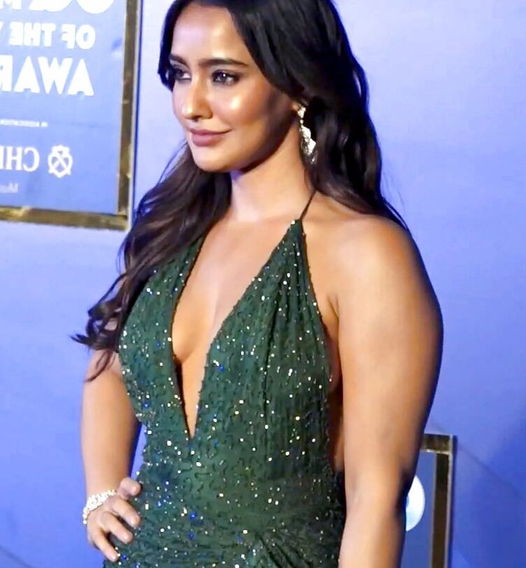 Neha Sharma - Gorgeous Indian Celeb in Sexy Outfit for GQ Awards 8 of 35 pics